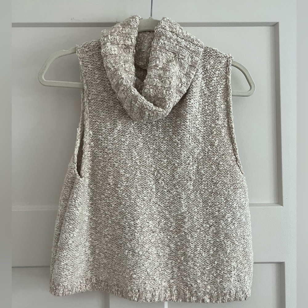 Sleeveless turtleneck